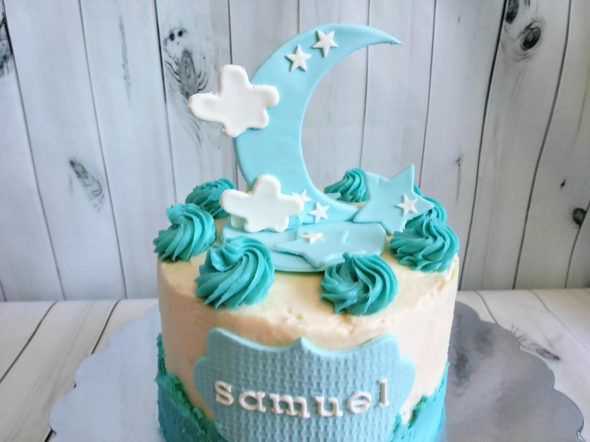 Vista superior tarta luna dormida de fondant