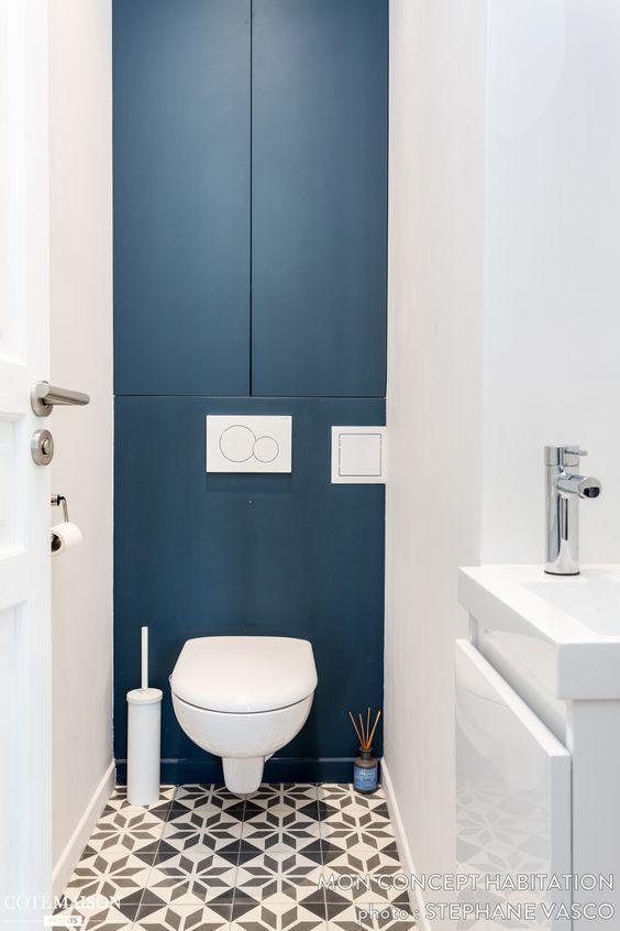 mobiliario y almacenaje en un cuarto de baño pequeño