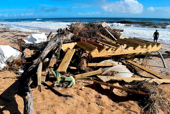 La basura en la playa llena al océano de escombros