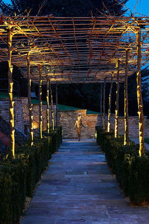 Cómo iluminar un patio o jardín