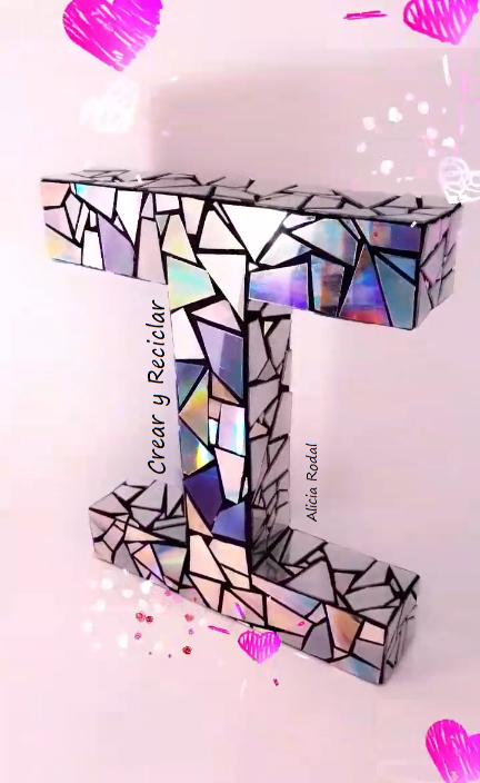 En este tutorial te muestro una idea de cómo hacer letras de cartón en 3D y decorarlas con CD´s o DVD viejos o dañados. Reciclaje creativo Diy