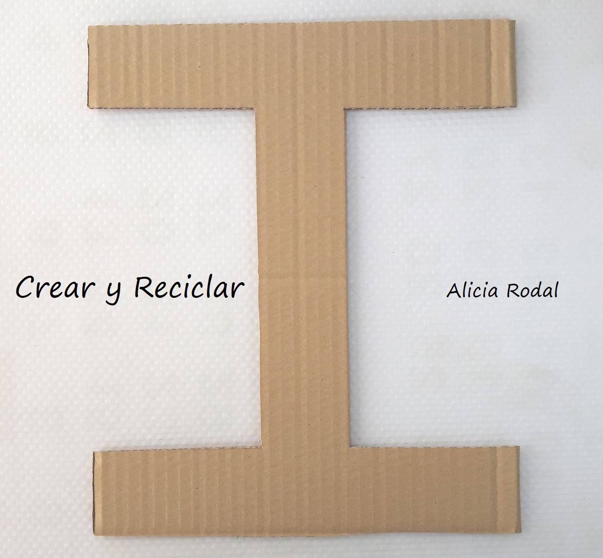 En este tutorial te muestro una idea de cómo hacer letras de cartón en 3D y decorarlas con CD´s o DVD viejos o dañados. Reciclaje creativo Diy