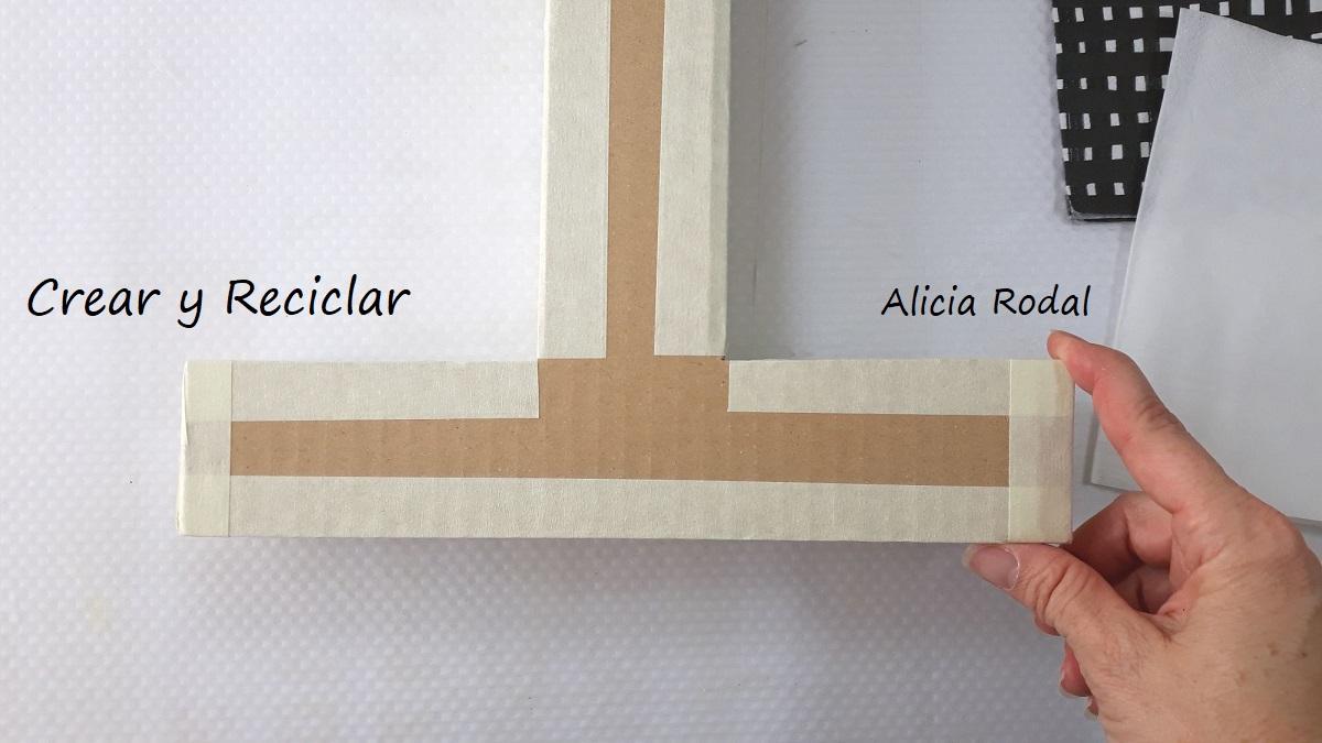 En este tutorial te muestro una idea de cómo hacer letras de cartón en 3D y decorarlas con CD´s o DVD viejos o dañados. Reciclaje creativo Diy