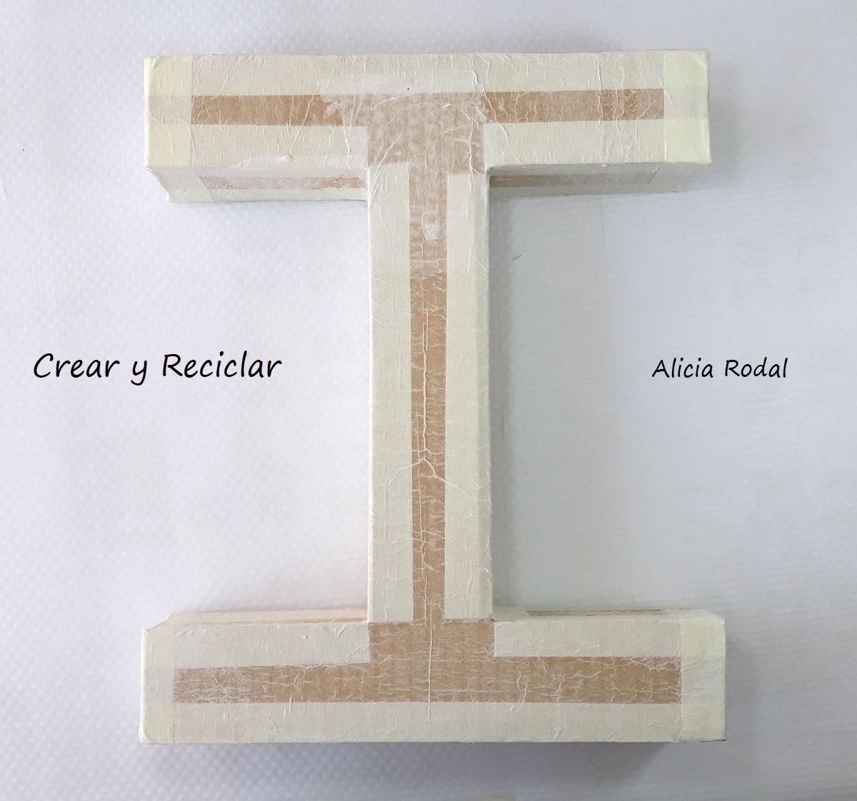 En este tutorial te muestro una idea de cómo hacer letras de cartón en 3D y decorarlas con CD´s o DVD viejos o dañados. Reciclaje creativo Diy