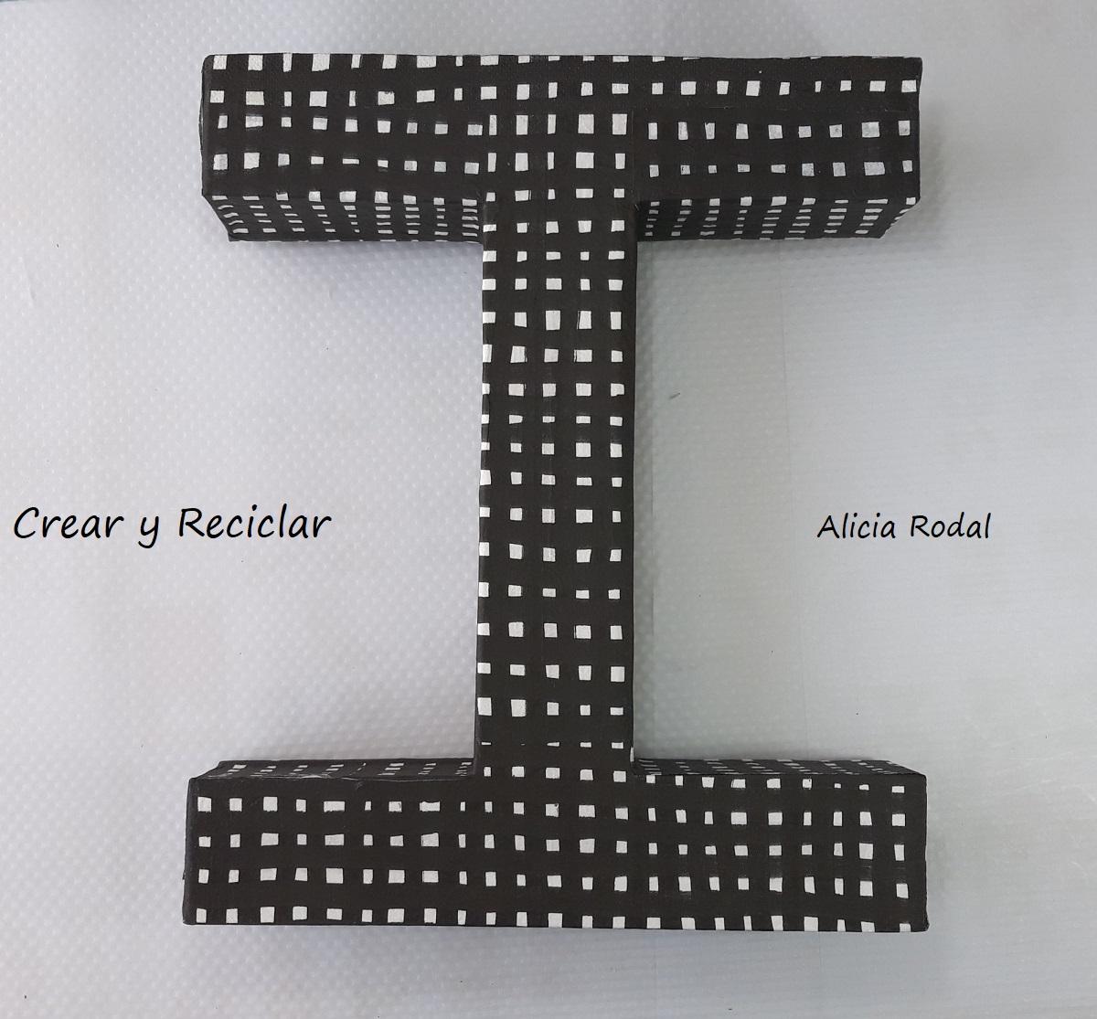 En este tutorial te muestro una idea de cómo hacer letras de cartón en 3D y decorarlas con CD´s o DVD viejos o dañados. Reciclaje creativo Diy