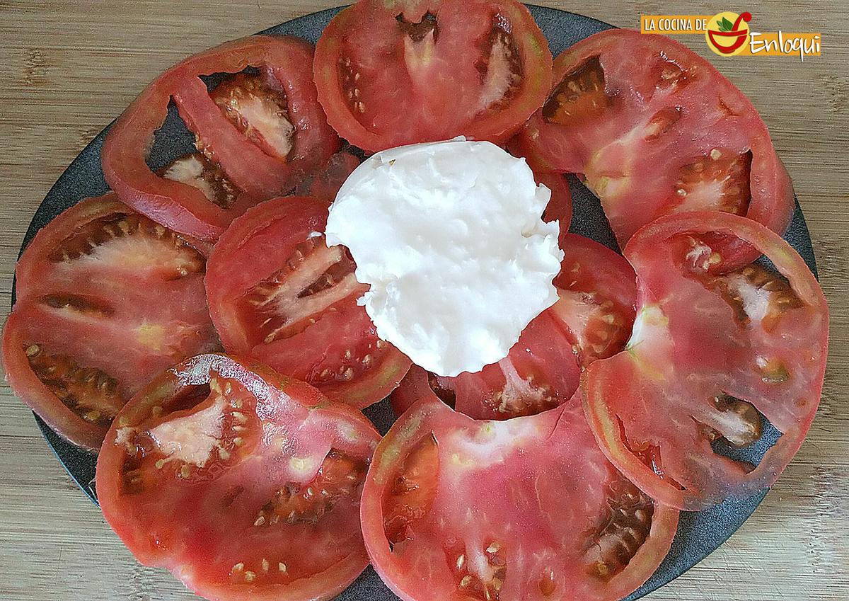 Ensalada de burrata y aroma de trufa