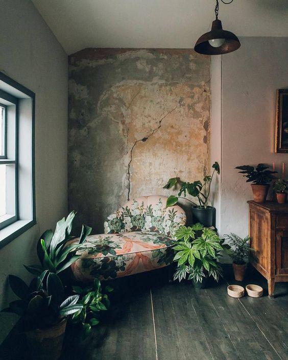 decoralinks | #chaiselongue #tapizadofloral #paredenbruto #pareddesgastada #verde #raw