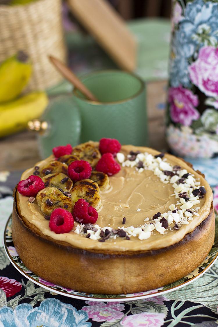 Cheesecake de Plátano Cacahuete y Chocolate Blanco fácil y saludable