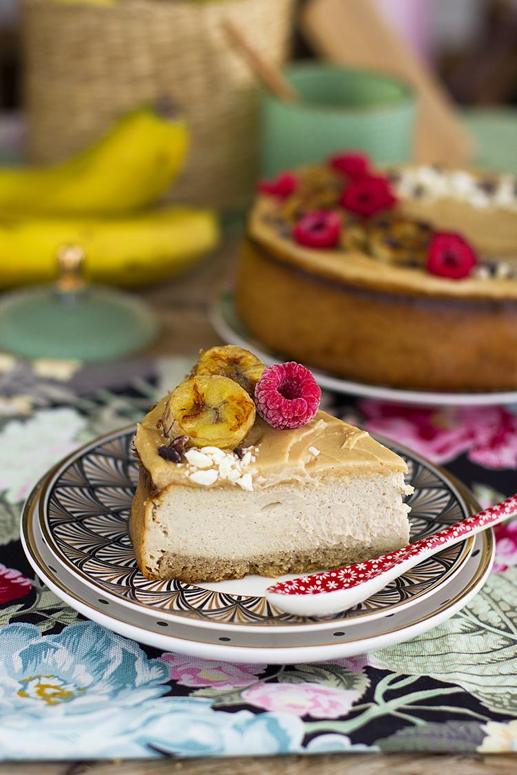 Cheesecake de Plátano Cacahuete y Chocolate Blanco fácil y saludable