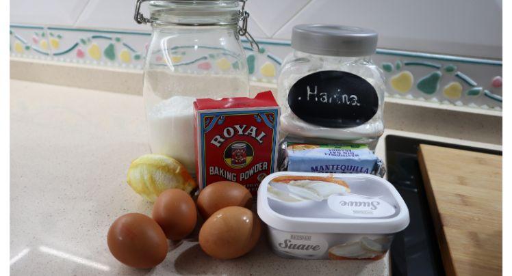 Los ingredientes necesarios para hacer bizcocho de queso con crema de queso y limón en la Olla GM