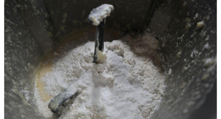 Amasamos todos los ingredientes para hacer la masa del bizcocho