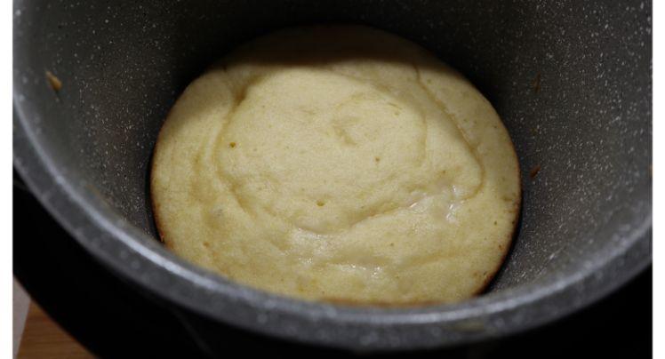 Meter la masa para hacer el bizcocho con la Olla GM