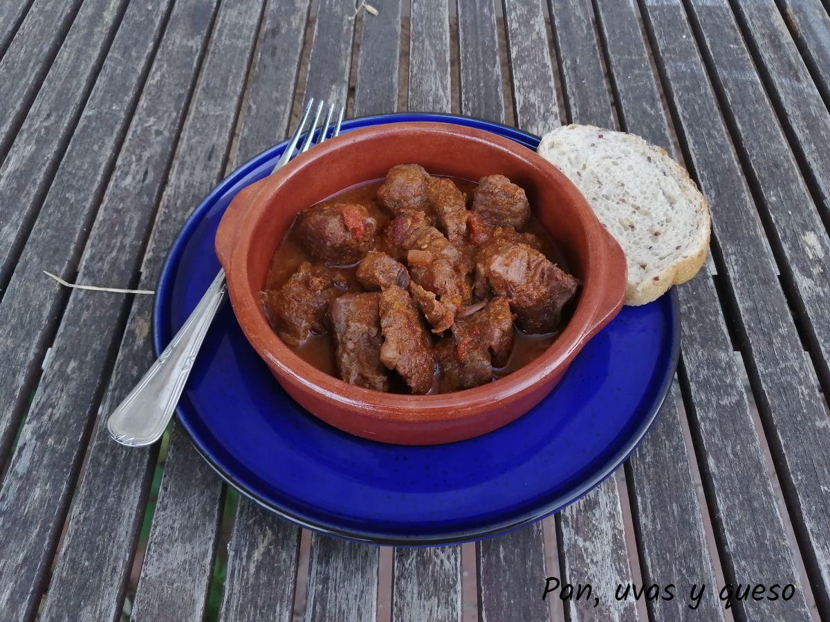 ternera guisada crockpot - pan uvas y queso