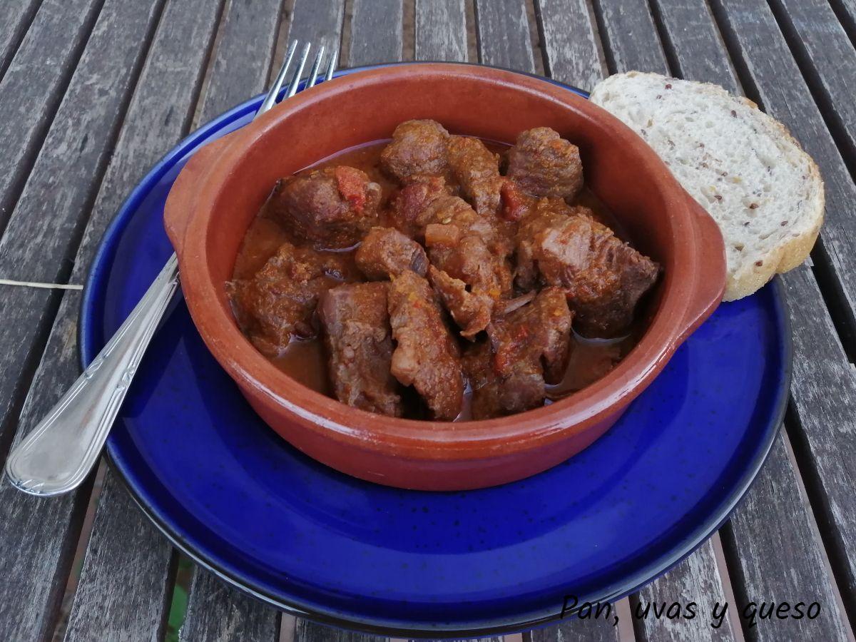 ternera guisada crockpot - pan uvas y queso