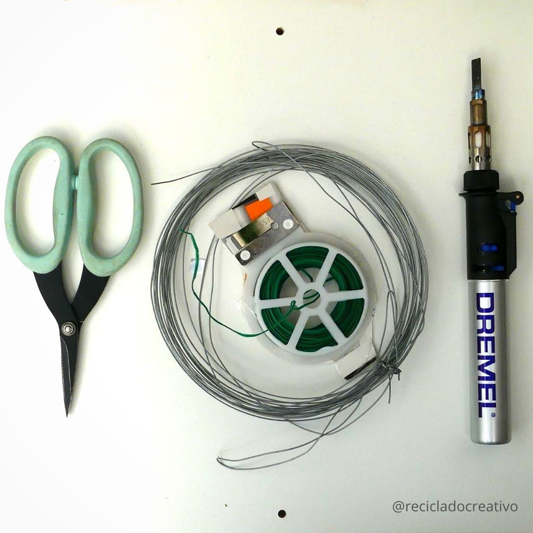 Flores reciclando botellas de plástico y herramienta dremel