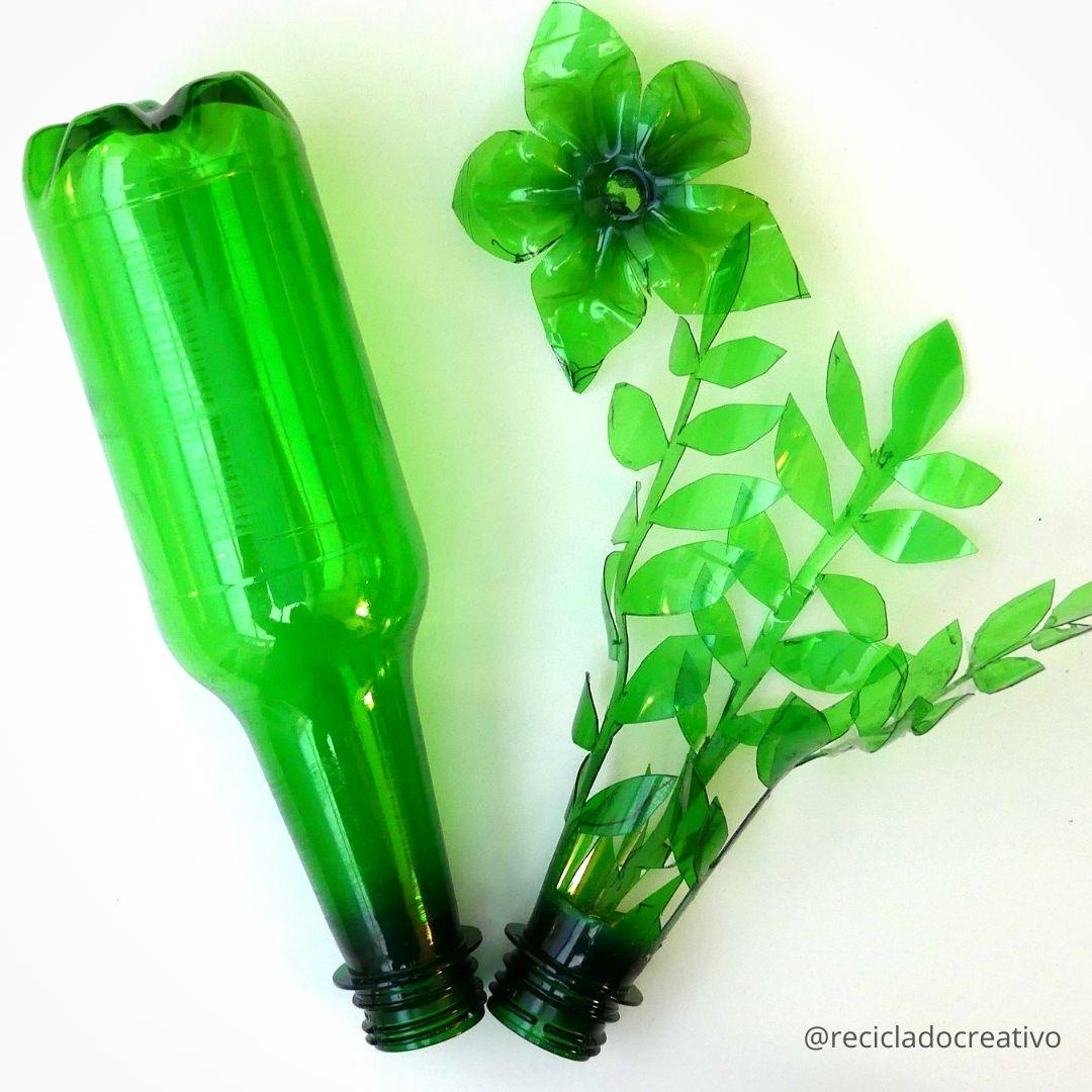 Flores reciclando botellas de plástico