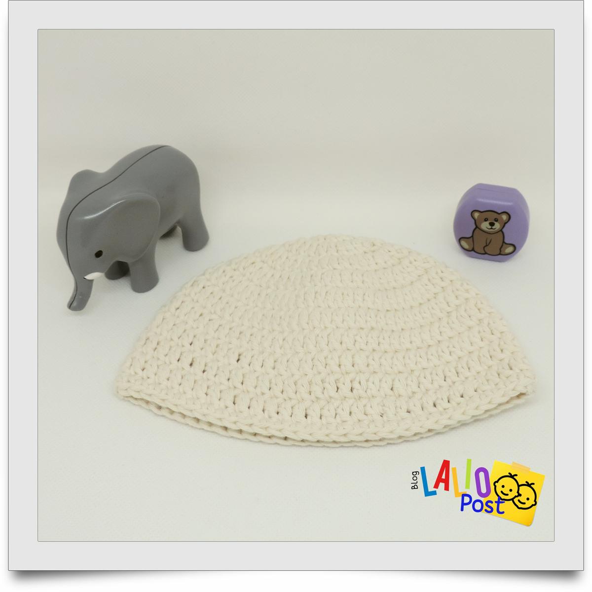 Gorrito beige tejido a crochet para bebé recién nacido