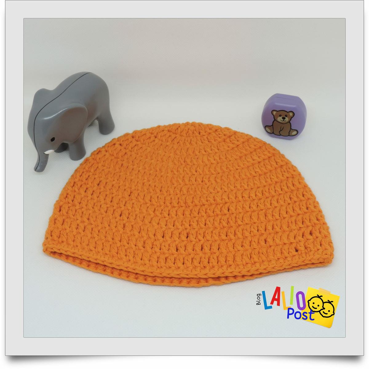 Gorrito tejido a crochet en color naranja para bebé de 5 a 6 meses