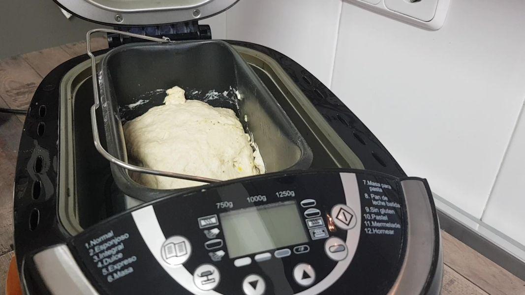 Pan Naan en panificadora y sartén