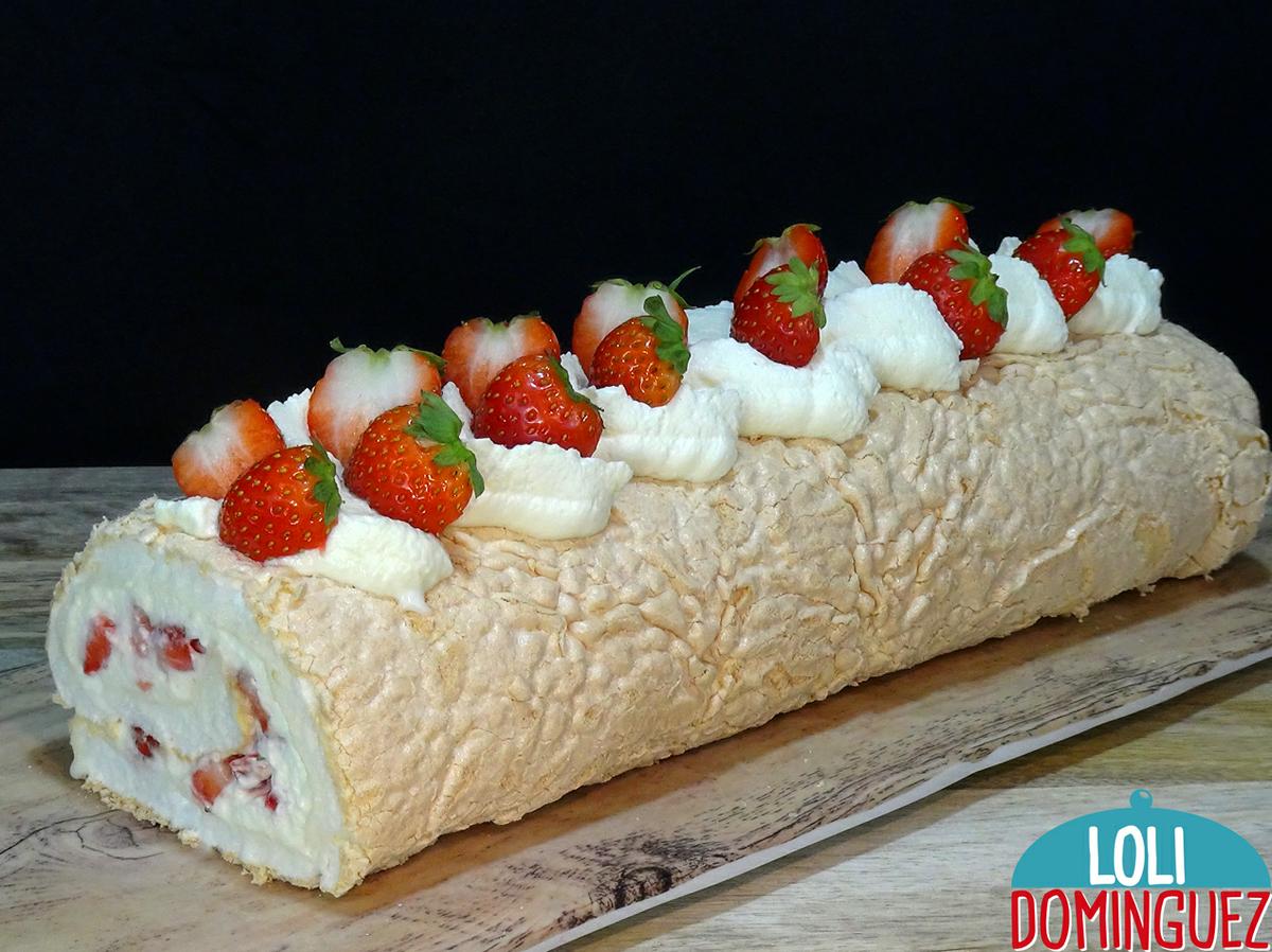 ROLLO DE MERENGUE RELLENO DE NATA (crema de leche) Y FRESAS, RECETA FACIL. Este rollo de merengue es un auténtico espectáculo en la boca, textura tierna y esponjosa, crema suave y el crujiente de las fresas frescas hace una combinación explosiva de sabor y sensaciones