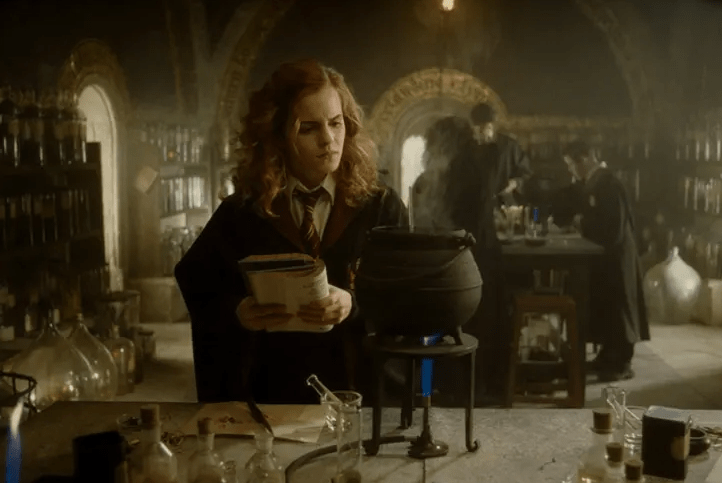 hermione haciendo pociones