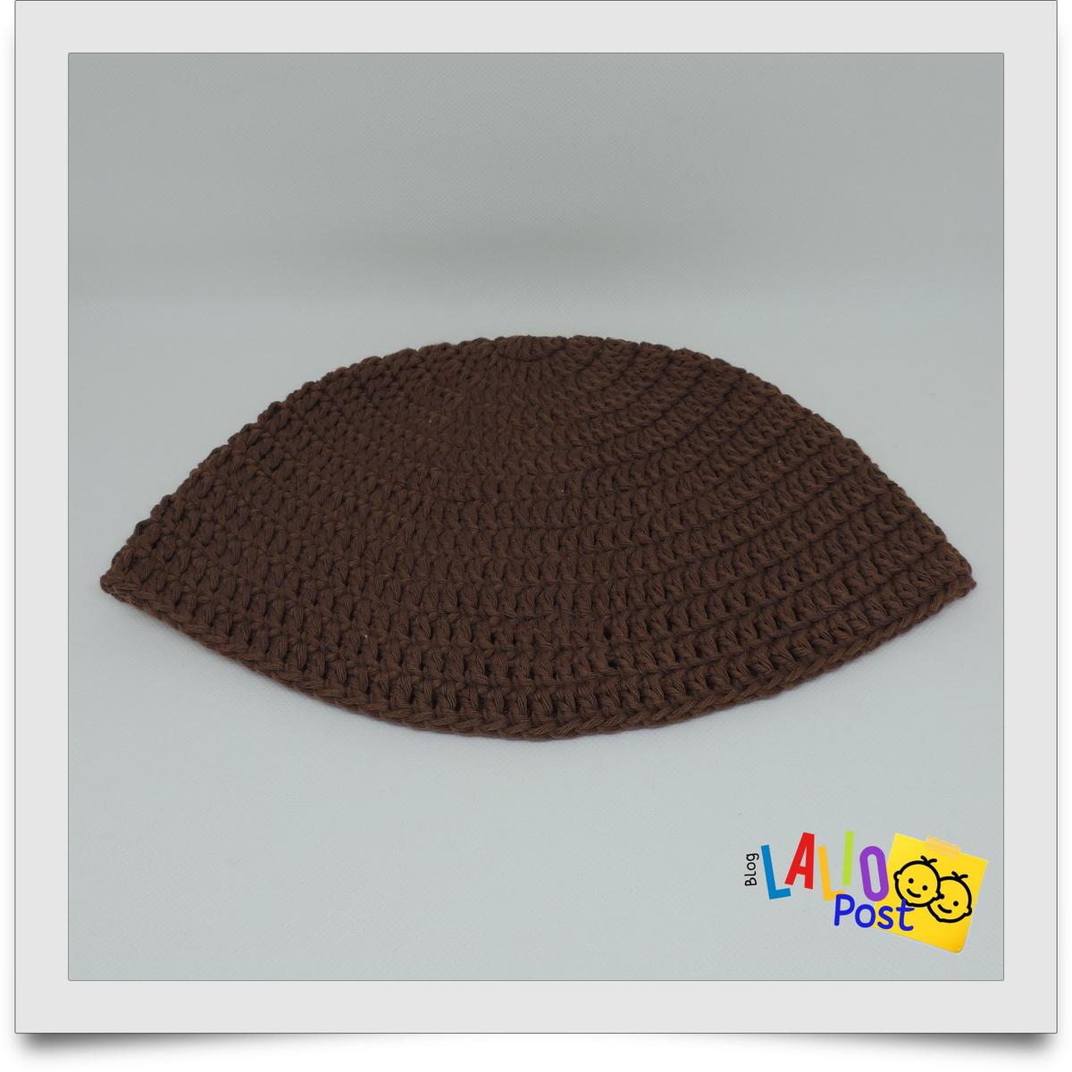 Gorro básico tejido en crochet en color marrón