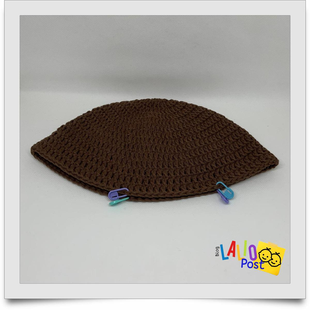 Gorro tejido a crochet con 4 marcadores de puntos