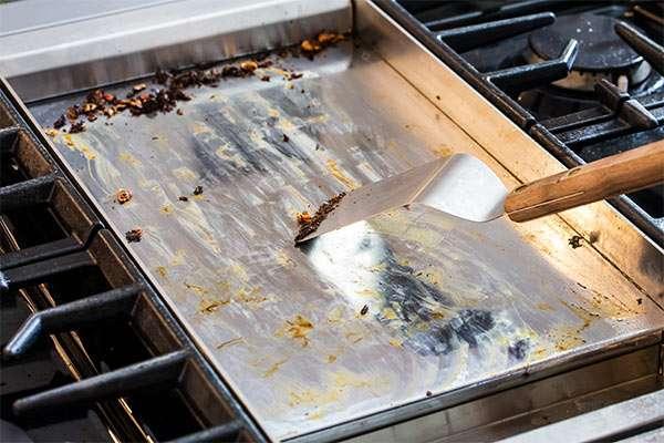 Limpiar plancha de cocina muy sucia