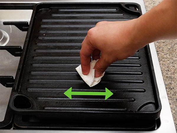 Mantenimiento de una plancha de asar con aplicación de aceite