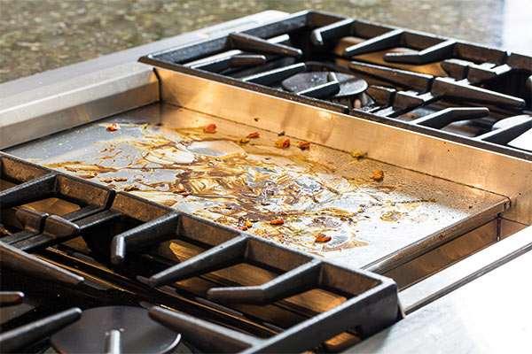 Plancha de asar después de cocinar y sin limpiar