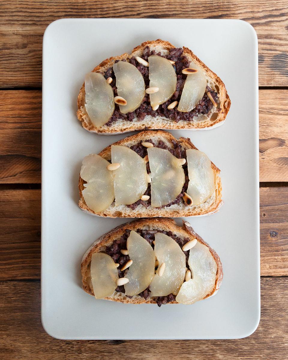 Vista superior de la tostada de pan con morcilla y pera