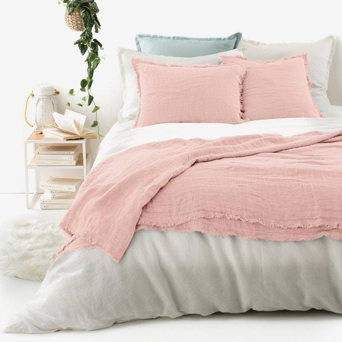 ropa de cama en lino para dormitorio rosa con texturas
