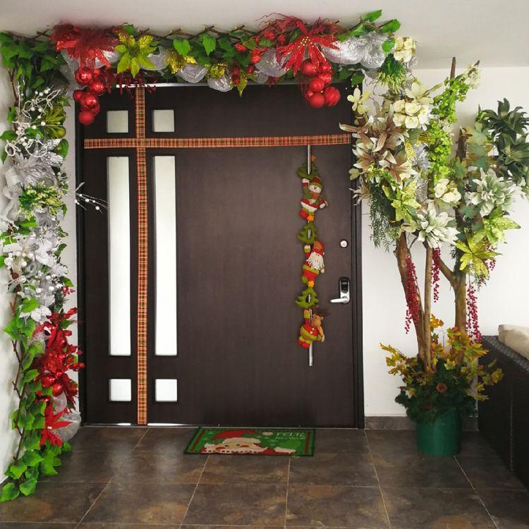 Decoración puertas del hogar navideñas colores clasicas verde y rojo