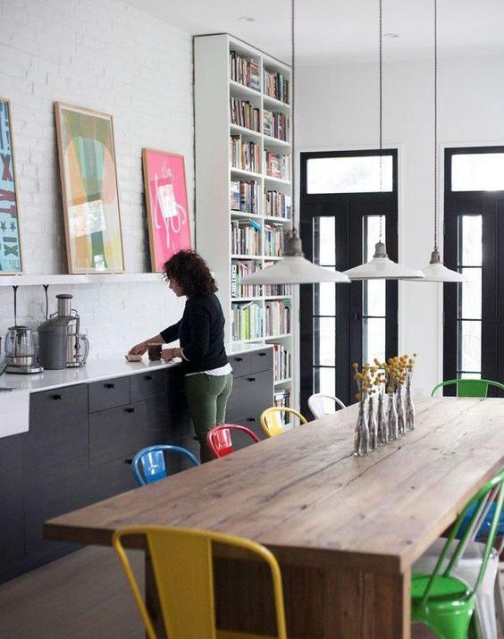 cocina moderna con mesa antigua