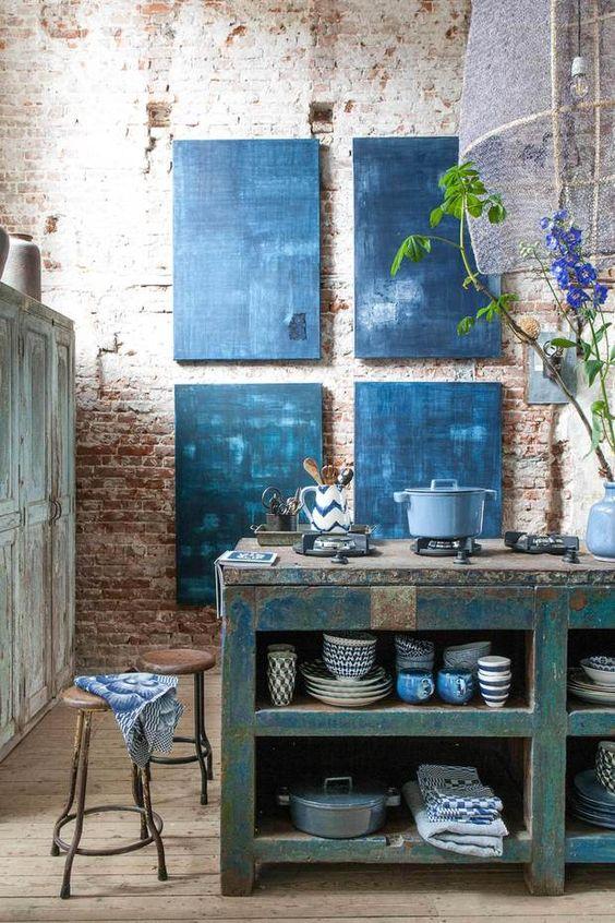 espacio antiguo con cuadros modernos