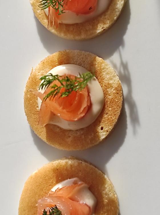 Blinis Caseros Con Salmon Ahumado Y Mayonesa De Wasabi 10 1