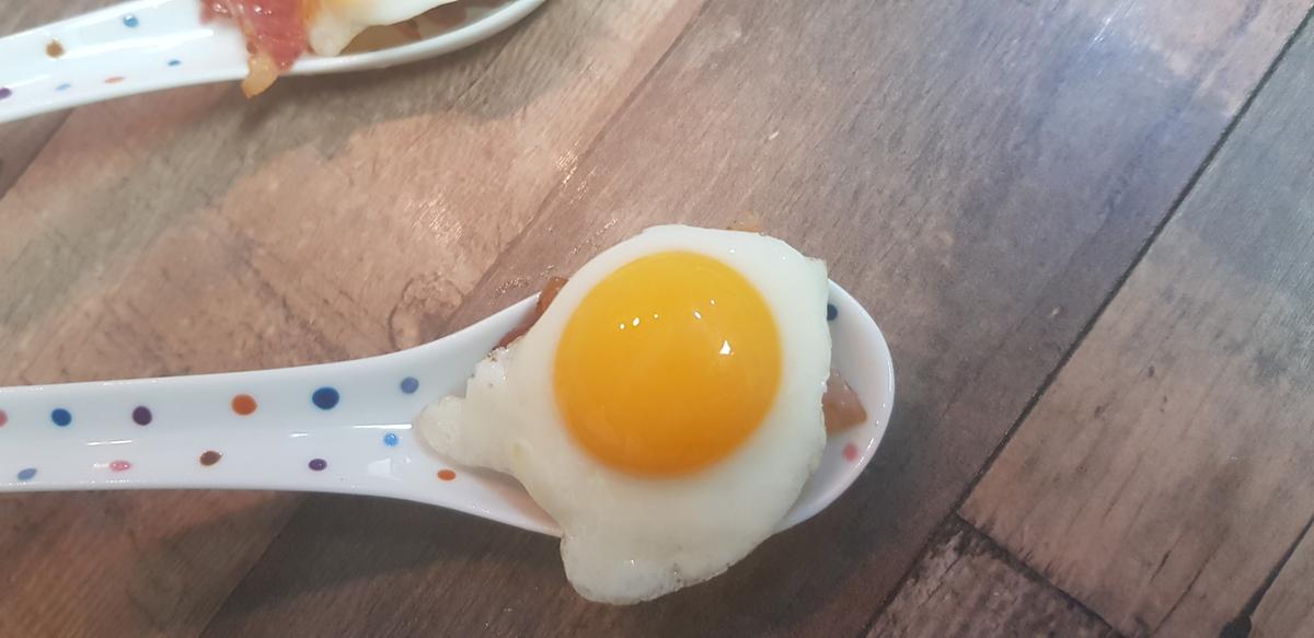 Cucharitas de bacon y huevos de codorniz