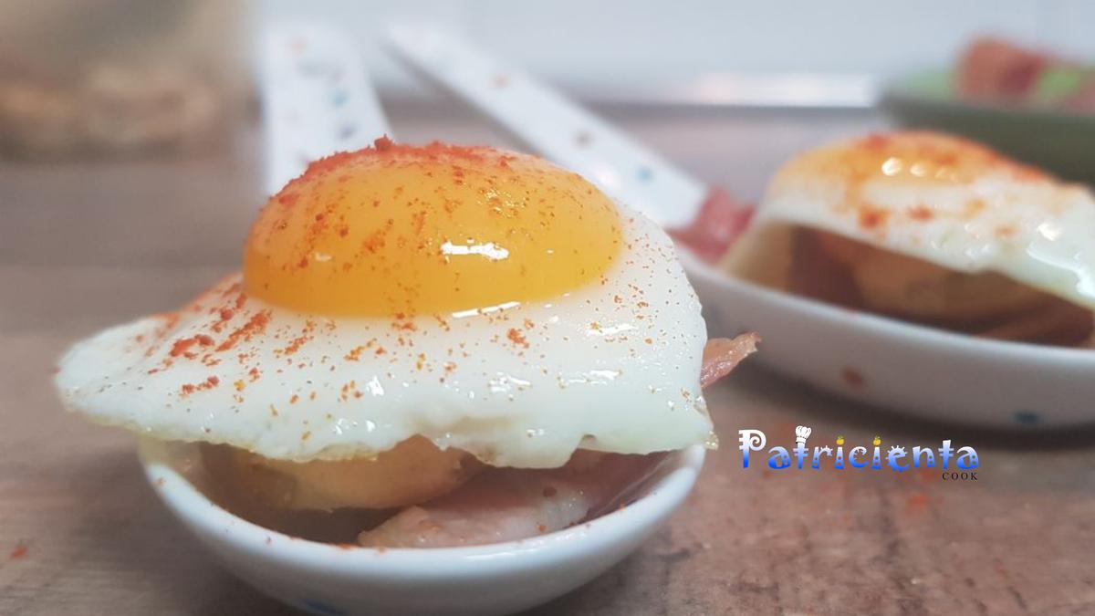 Cucharitas de bacon y huevos de codorniz