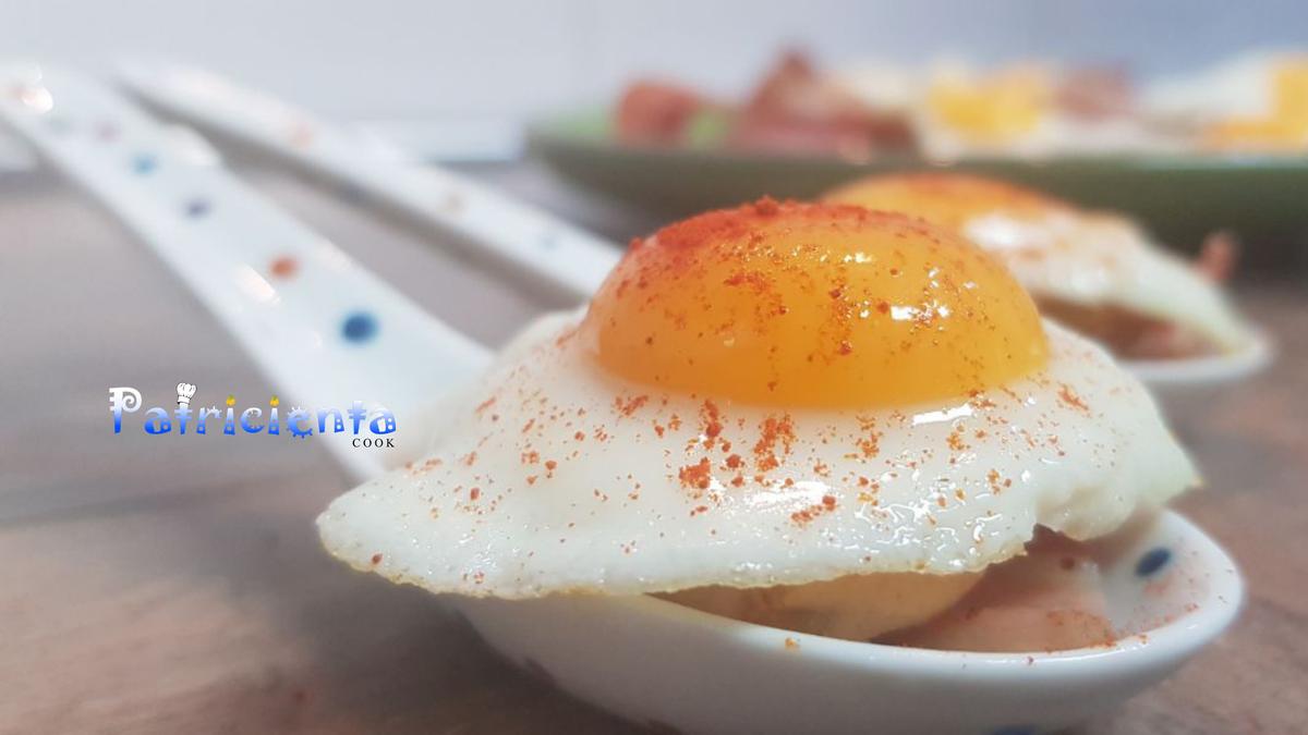 Cucharitas de bacon y huevos de codorniz