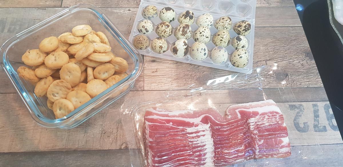 Cucharitas de bacon y huevos de codorniz