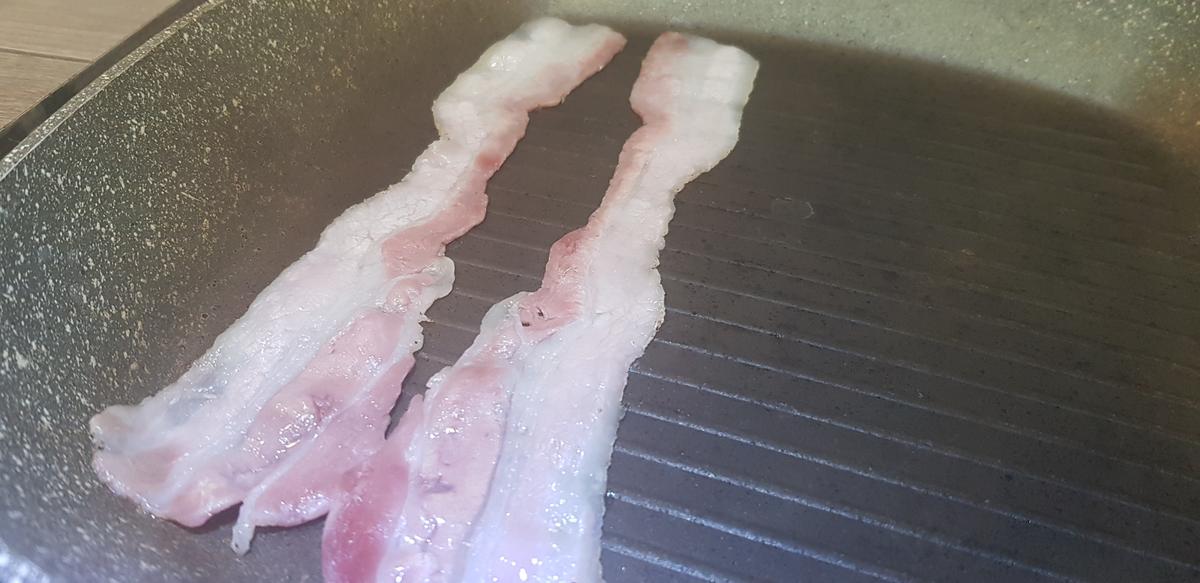 Cucharitas de bacon y huevos de codorniz