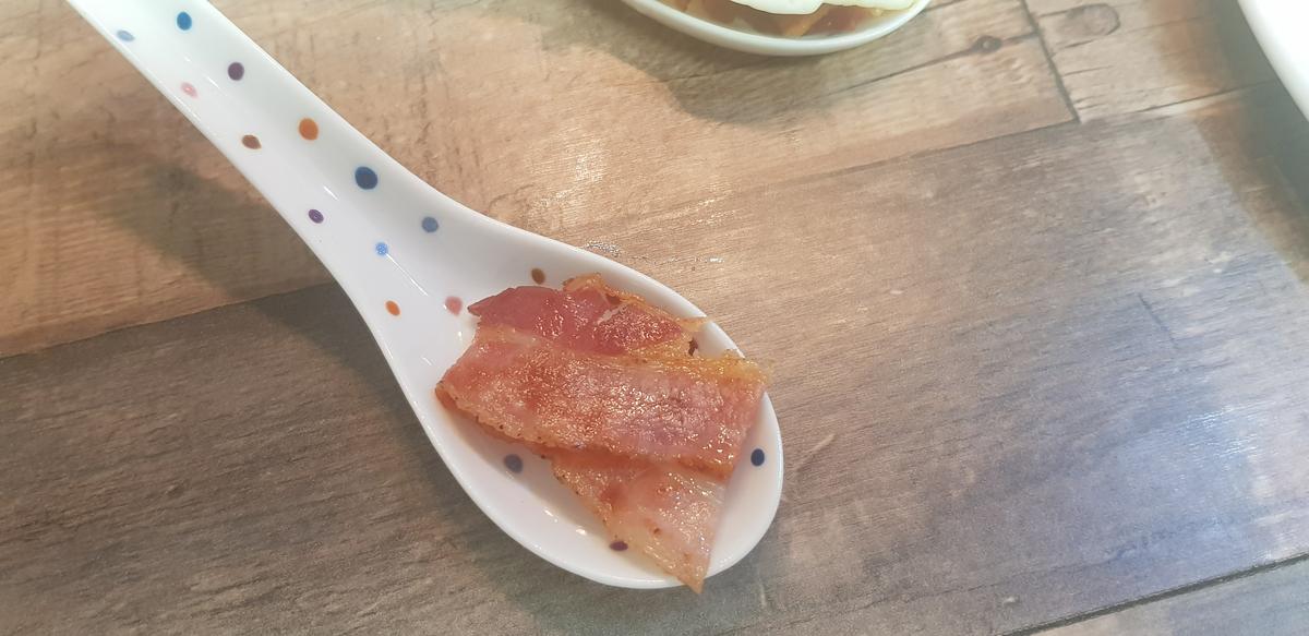 Cucharitas de bacon y huevos de codorniz