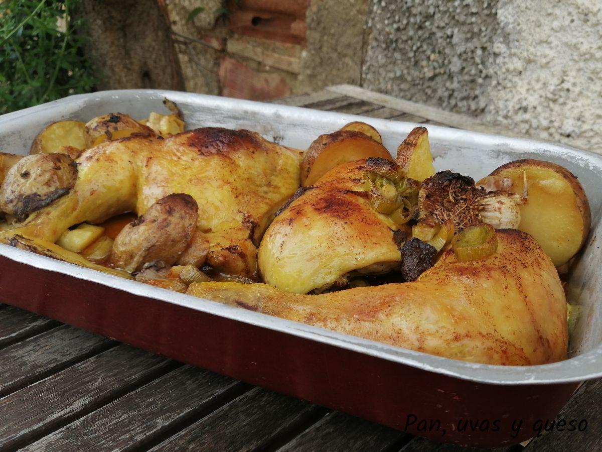 pollo asado - pan uvas y queso