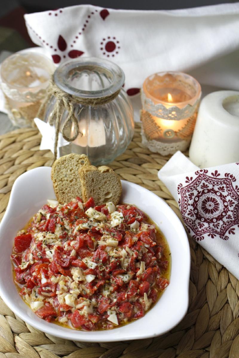 Ensalada de pimientos del piquillo, bonito y huevo
