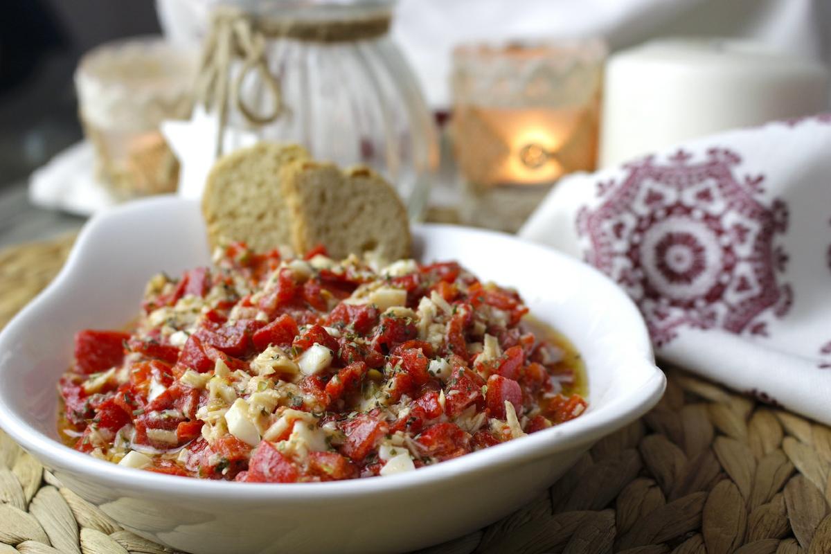 Ensalada de pimientos del piquillo, bonito y huevo