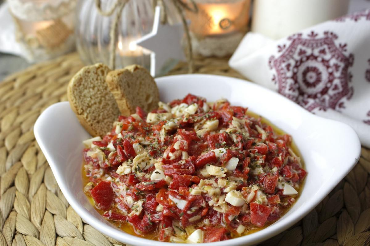 Ensalada de pimientos del piquillo, bonito y huevo