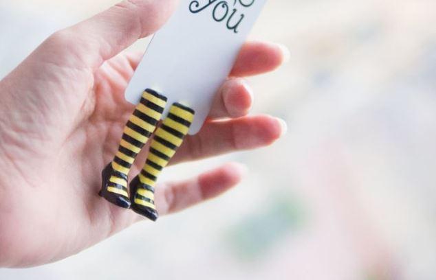 Puntos de libro con piernas. Vía Bored Panda.