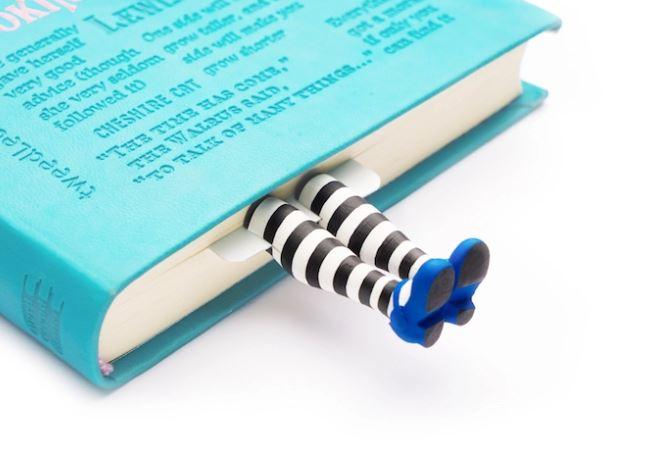 Marcapáginas con piernas. Via My Modern Met.