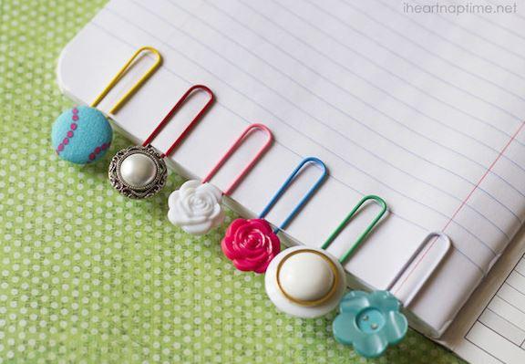Punto de libro con clips. Vía I Heart Nap Time.