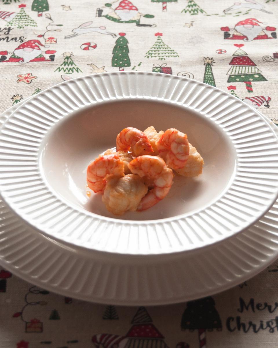 Plato de sopa de rape y gambas.